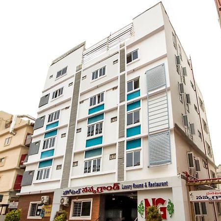 Capital O Sri Navya Grand Near Nexus Hyderabad Hotell Eksteriør bilde