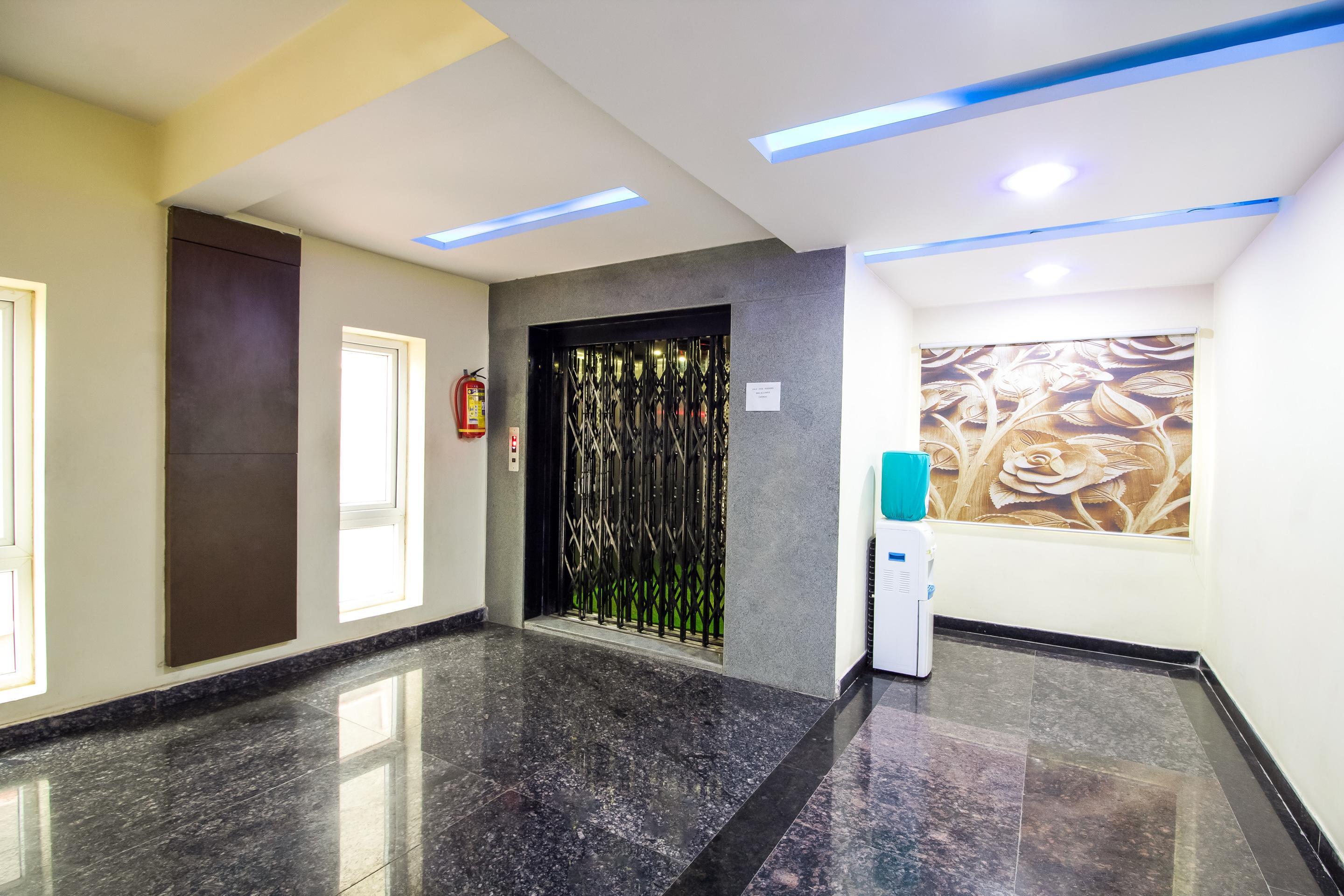 Capital O Sri Navya Grand Near Nexus Hyderabad Hotell Eksteriør bilde