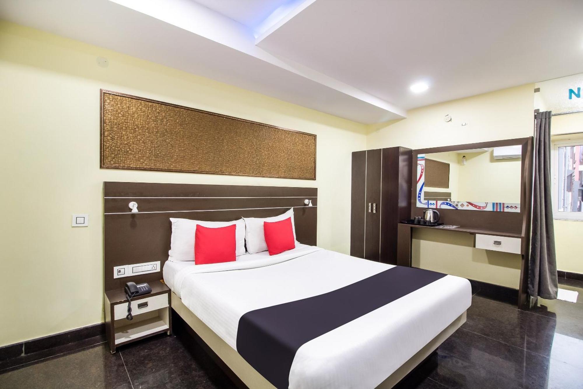 Capital O Sri Navya Grand Near Nexus Hyderabad Hotell Eksteriør bilde
