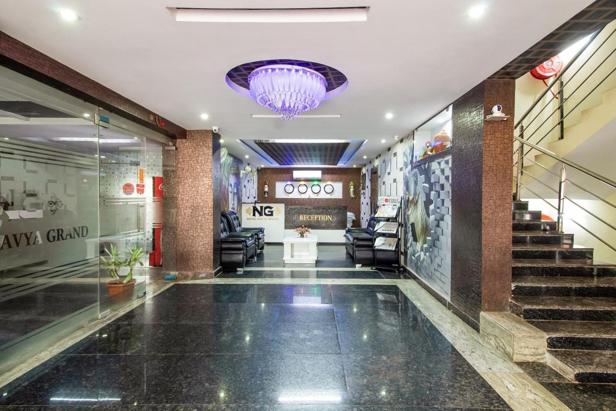 Capital O Sri Navya Grand Near Nexus Hyderabad Hotell Eksteriør bilde