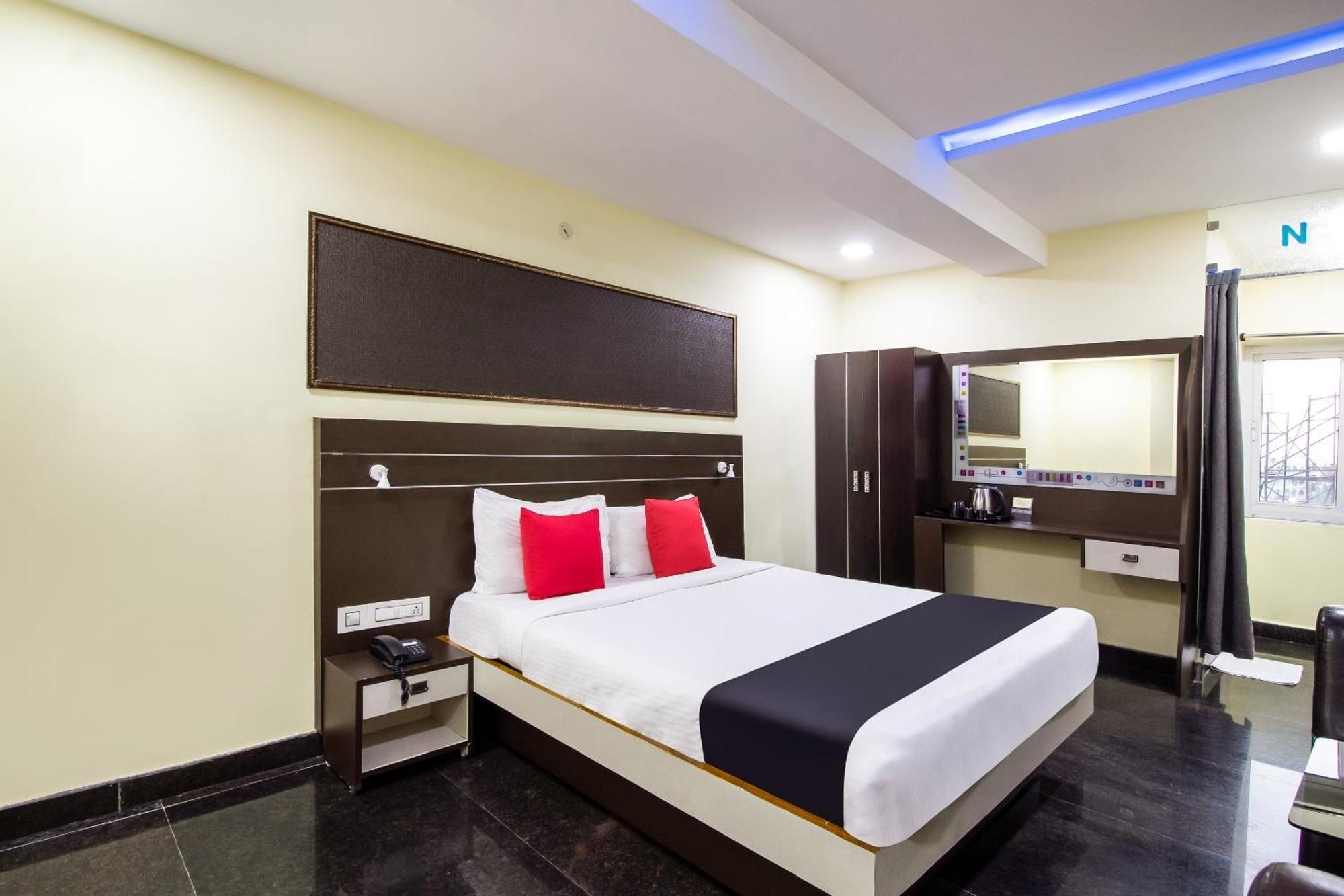 Capital O Sri Navya Grand Near Nexus Hyderabad Hotell Eksteriør bilde