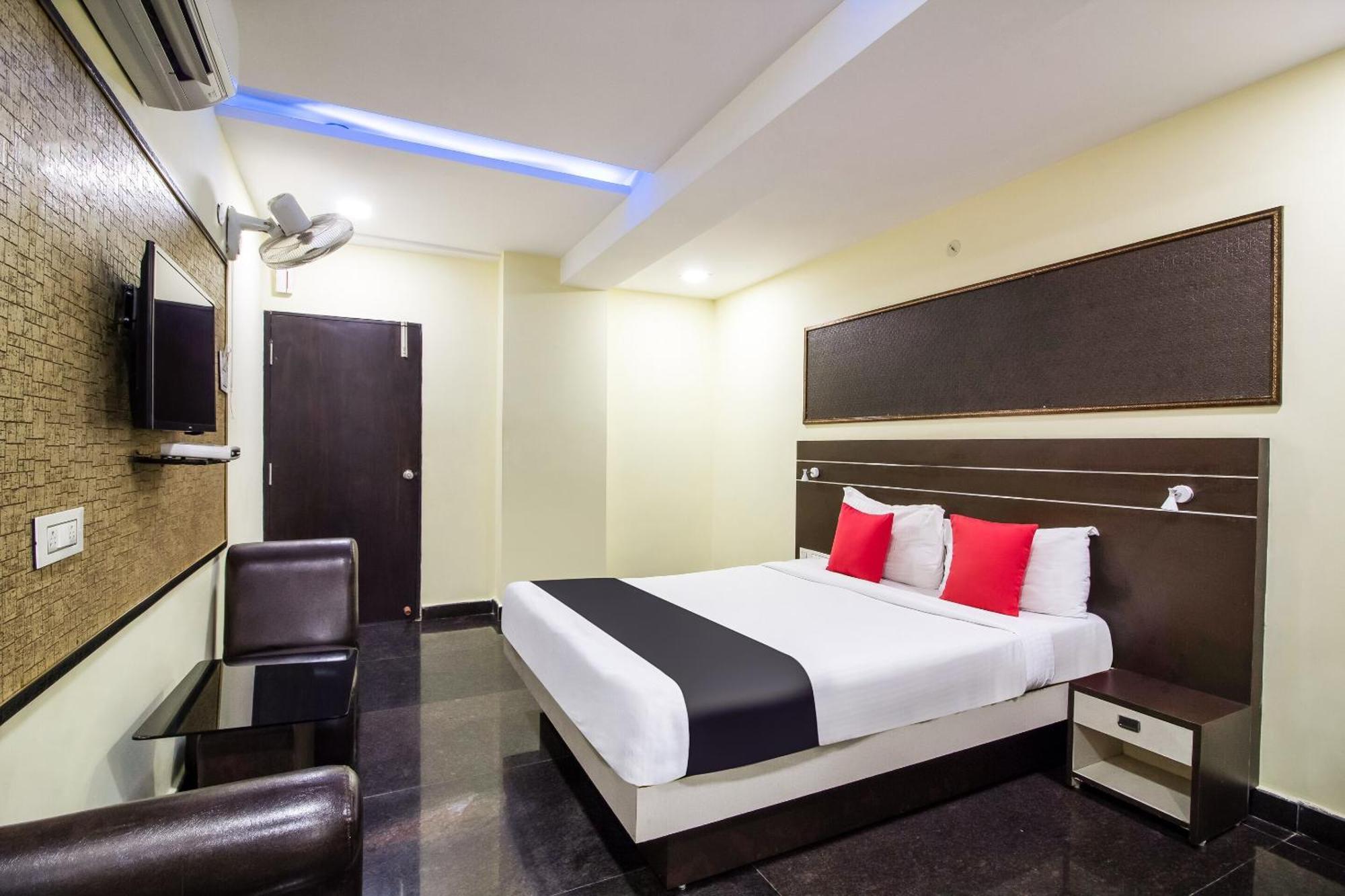 Capital O Sri Navya Grand Near Nexus Hyderabad Hotell Eksteriør bilde