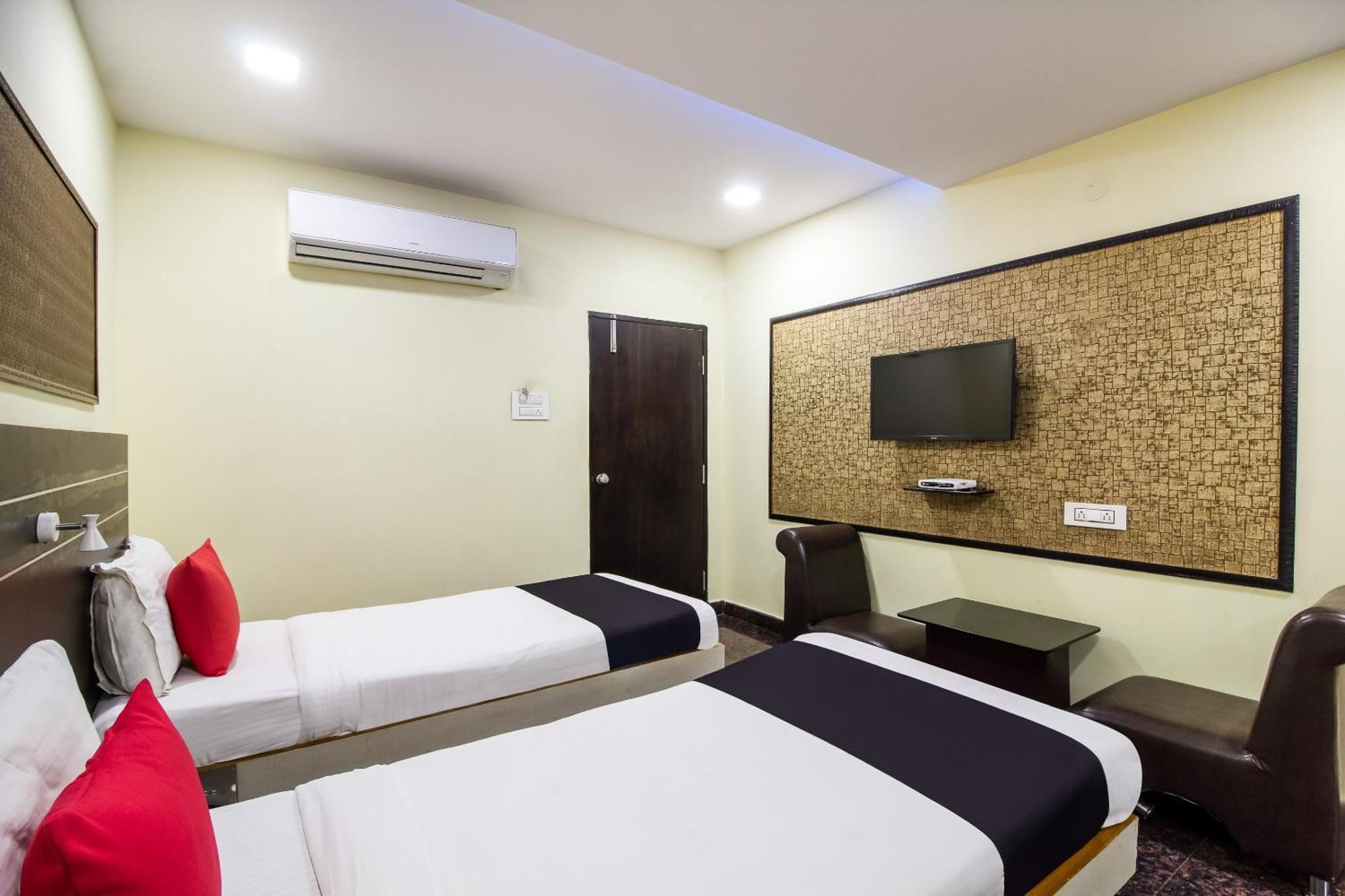 Capital O Sri Navya Grand Near Nexus Hyderabad Hotell Eksteriør bilde