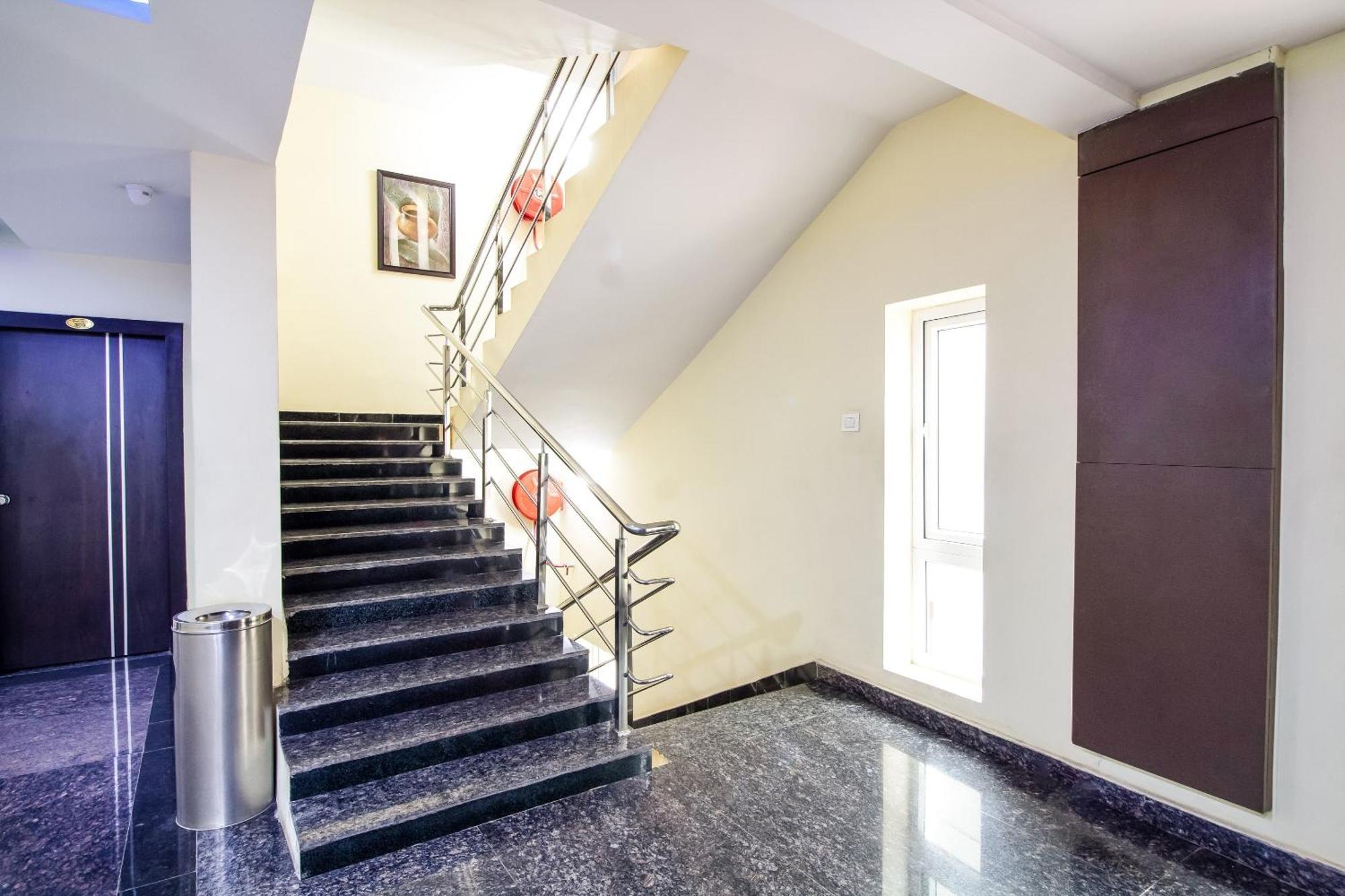 Capital O Sri Navya Grand Near Nexus Hyderabad Hotell Eksteriør bilde