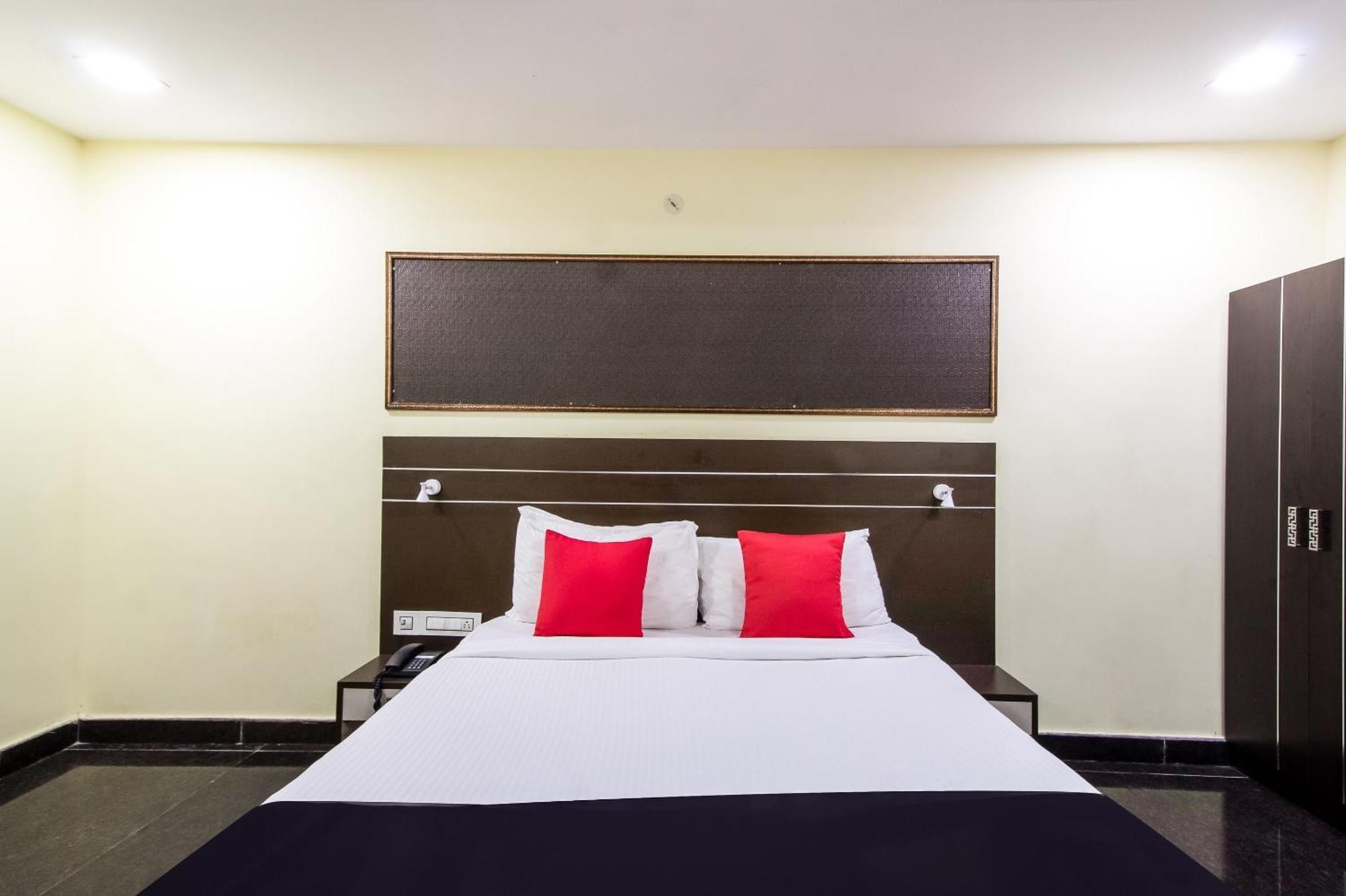Capital O Sri Navya Grand Near Nexus Hyderabad Hotell Eksteriør bilde