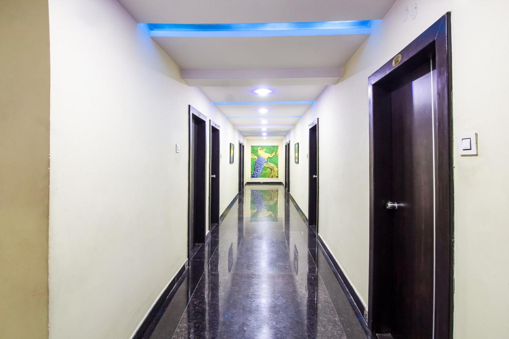 Capital O Sri Navya Grand Near Nexus Hyderabad Hotell Eksteriør bilde