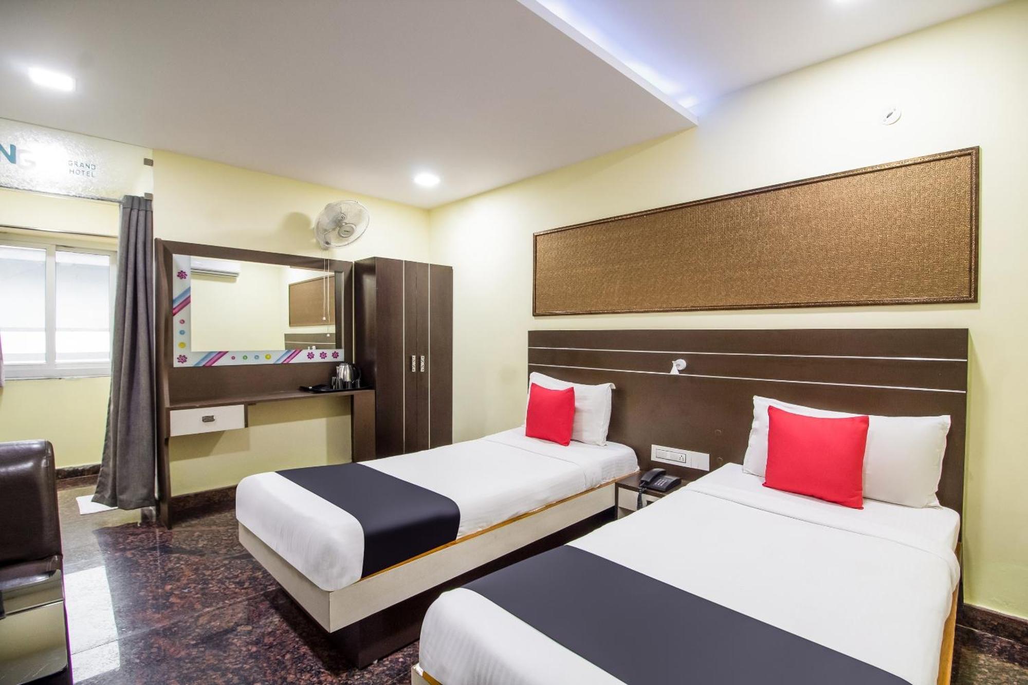 Capital O Sri Navya Grand Near Nexus Hyderabad Hotell Eksteriør bilde