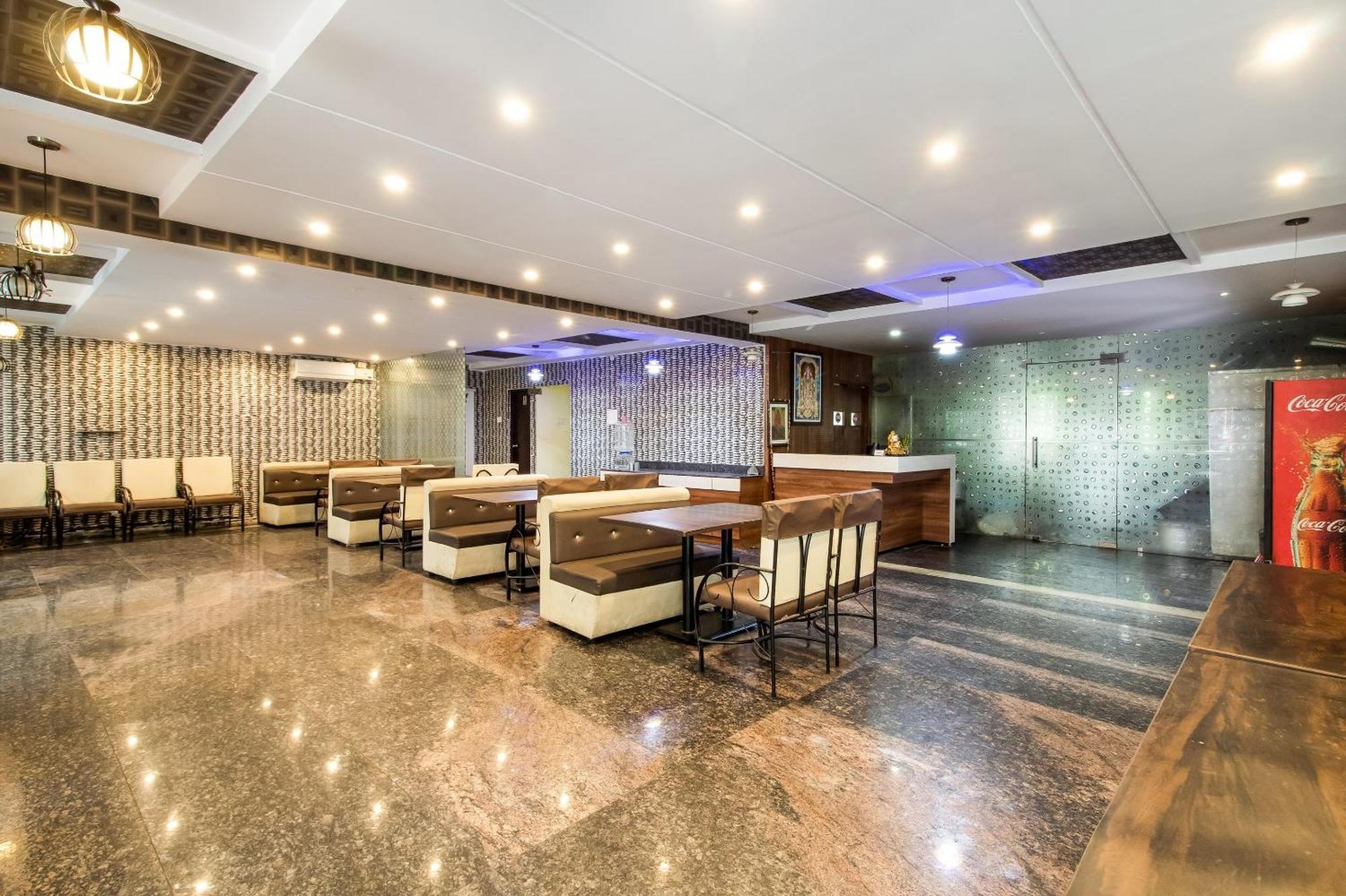 Capital O Sri Navya Grand Near Nexus Hyderabad Hotell Eksteriør bilde