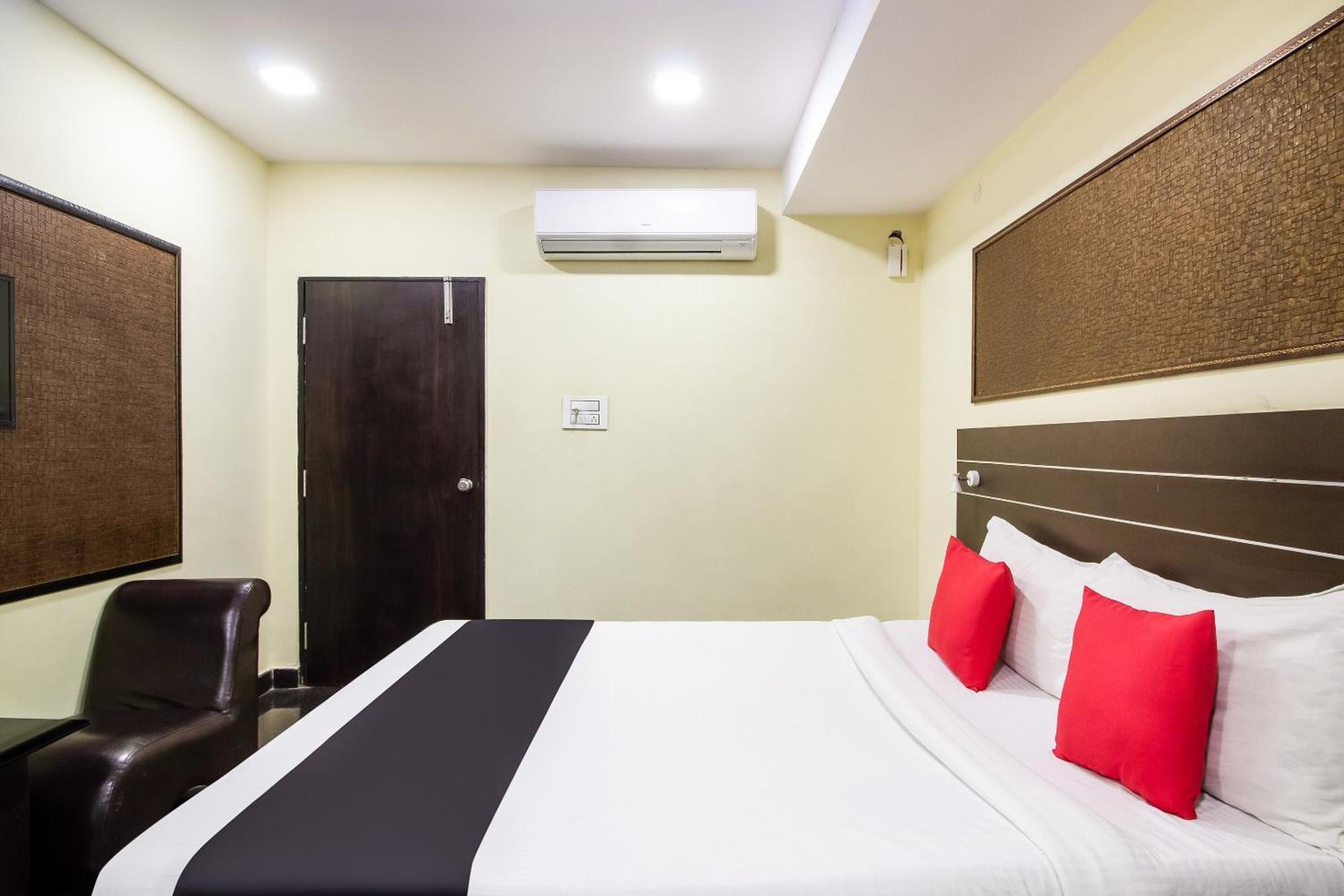 Capital O Sri Navya Grand Near Nexus Hyderabad Hotell Eksteriør bilde