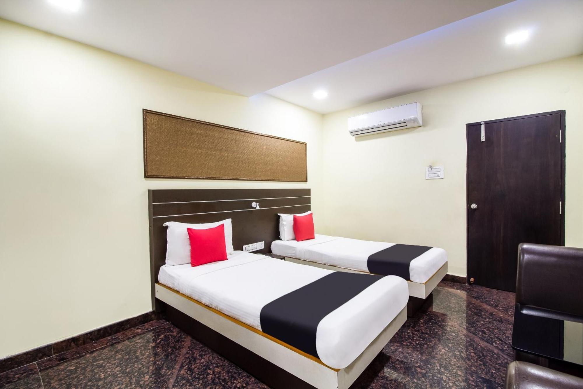 Capital O Sri Navya Grand Near Nexus Hyderabad Hotell Eksteriør bilde