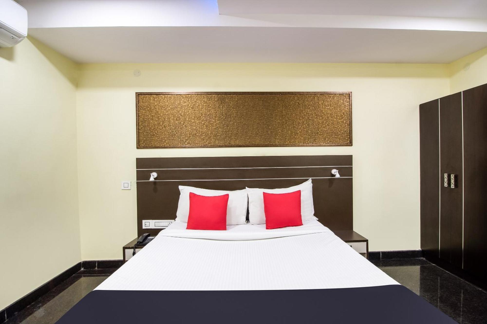 Capital O Sri Navya Grand Near Nexus Hyderabad Hotell Eksteriør bilde
