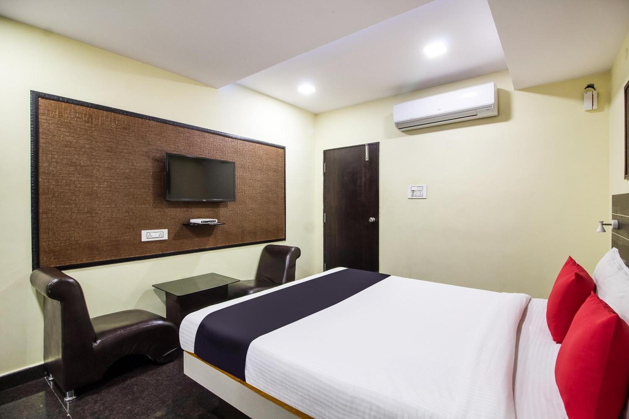 Capital O Sri Navya Grand Near Nexus Hyderabad Hotell Eksteriør bilde
