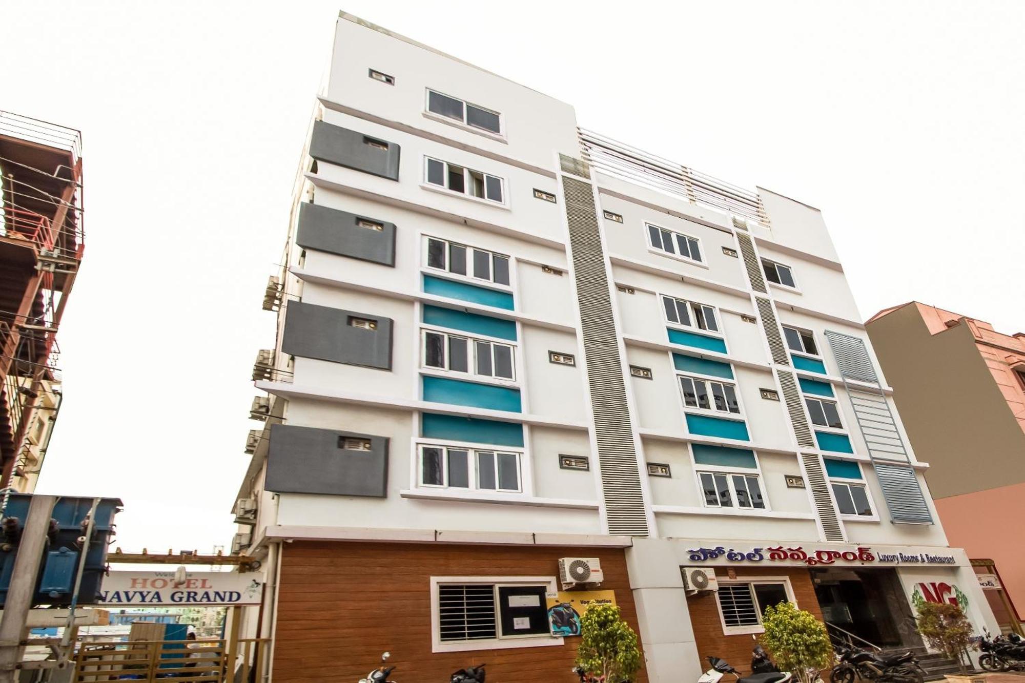 Capital O Sri Navya Grand Near Nexus Hyderabad Hotell Eksteriør bilde