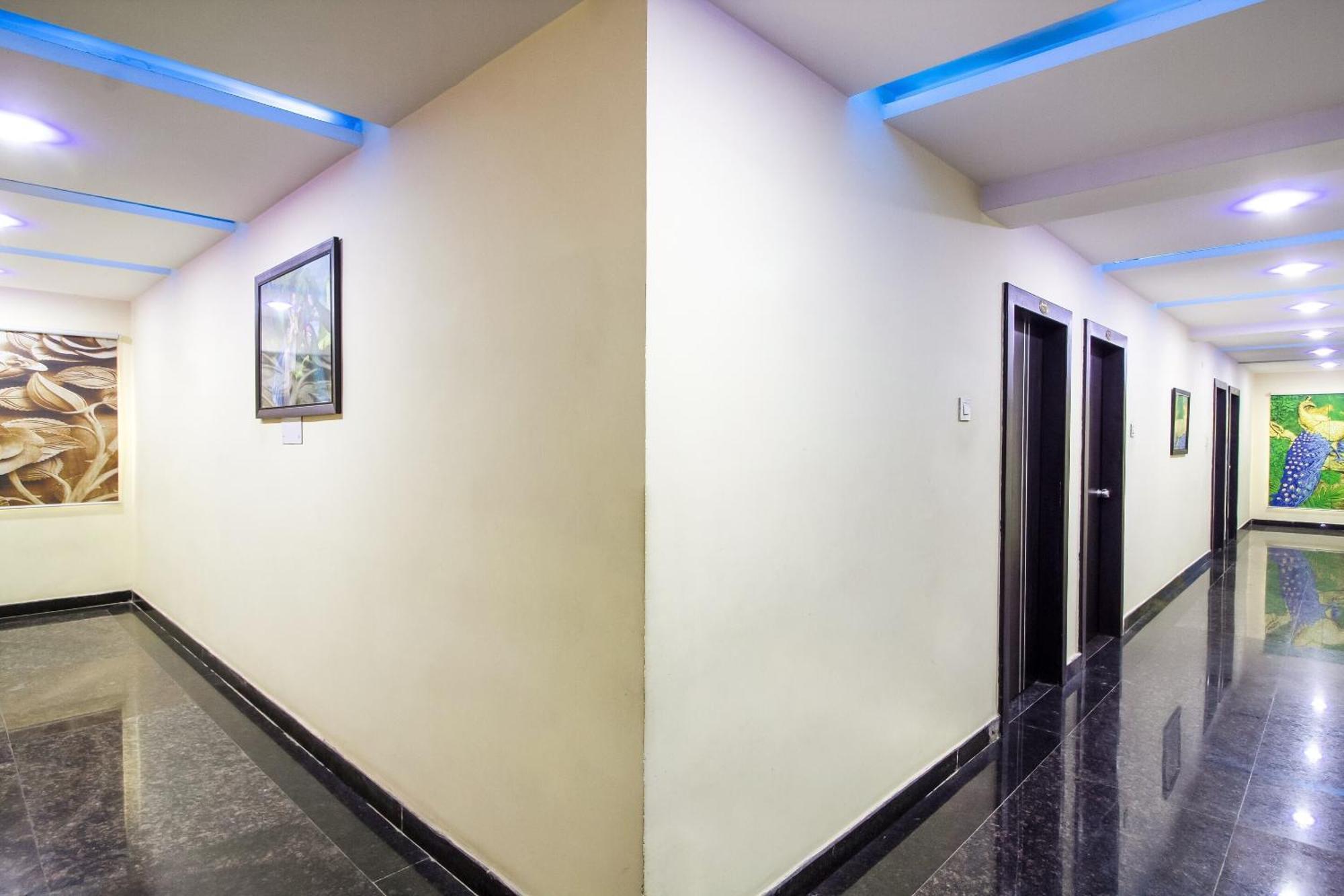 Capital O Sri Navya Grand Near Nexus Hyderabad Hotell Eksteriør bilde