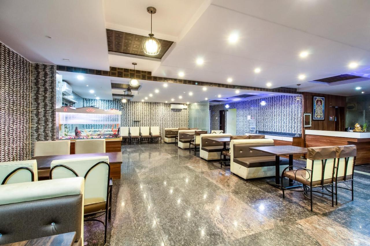 Capital O Sri Navya Grand Near Nexus Hyderabad Hotell Eksteriør bilde